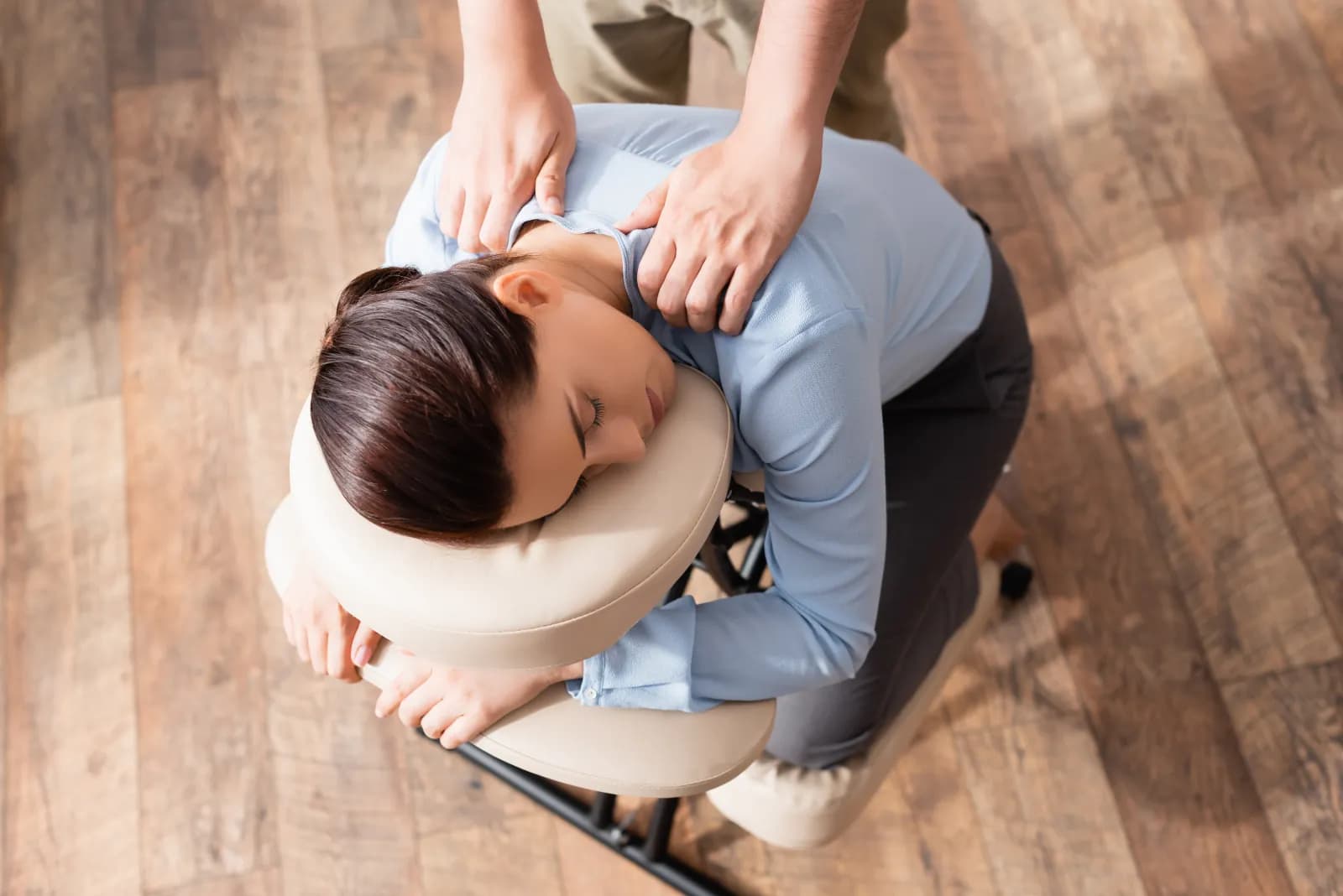 Amma assis en entreprise · shiatsu sur chaise ergonomique